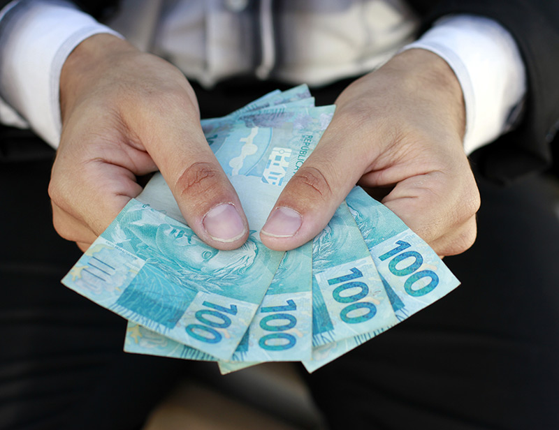  Salário mínimo em novembro deveria ser de R$ 3.940,41, segundo Dieese